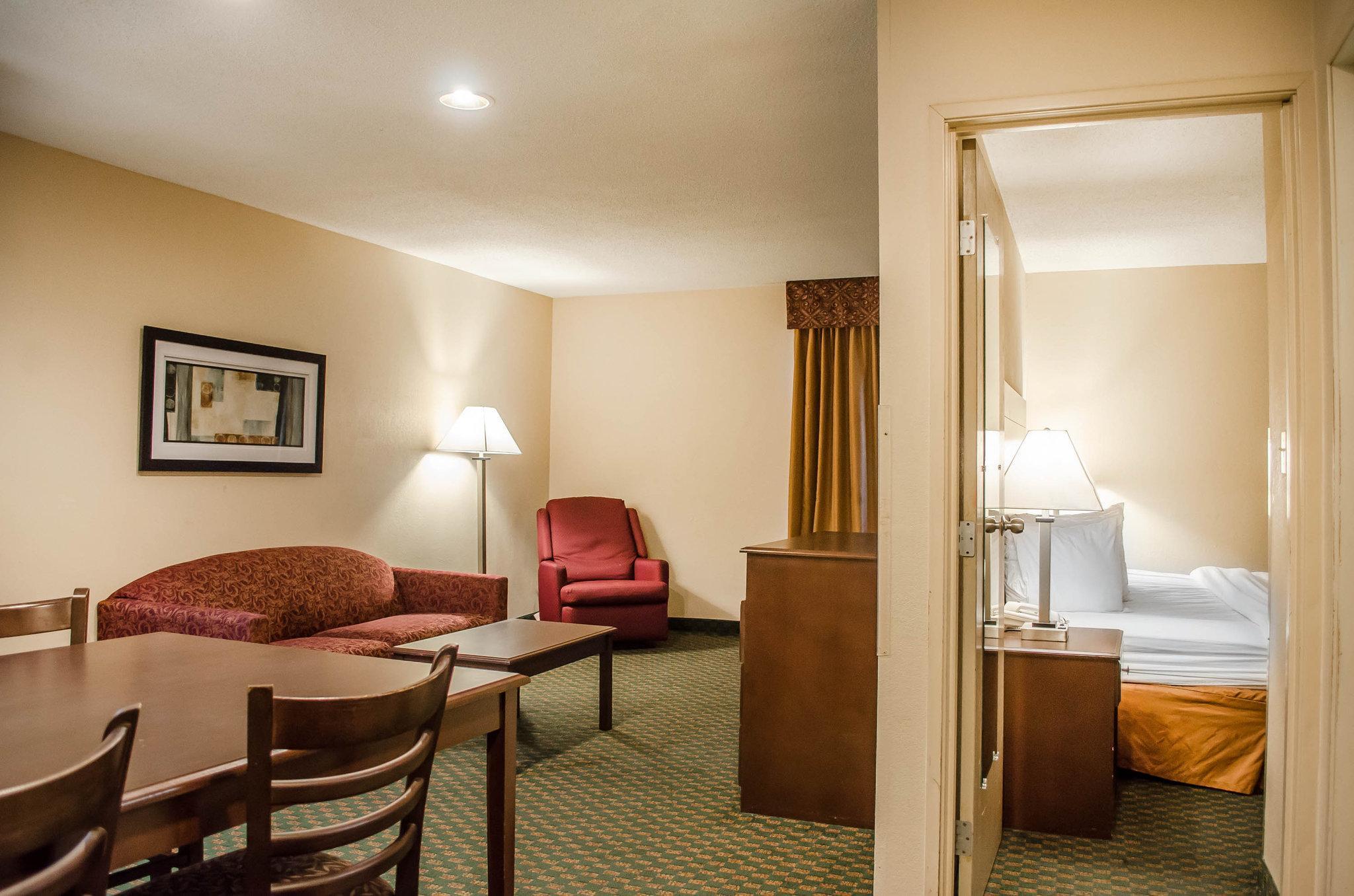 מובייל Quality Inn & Suites At Airport Blvd I-65 מראה חיצוני תמונה