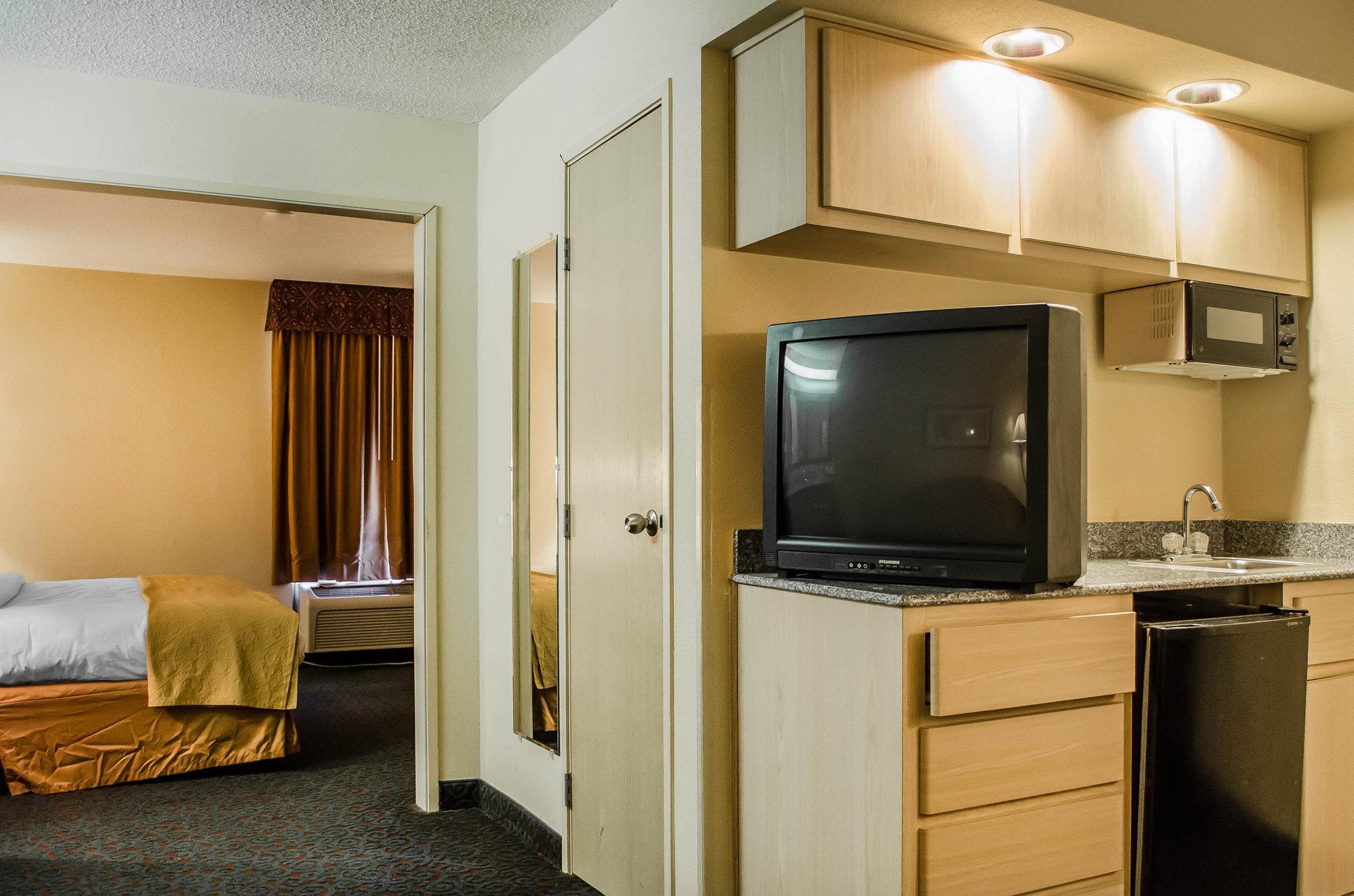 מובייל Quality Inn & Suites At Airport Blvd I-65 מראה חיצוני תמונה