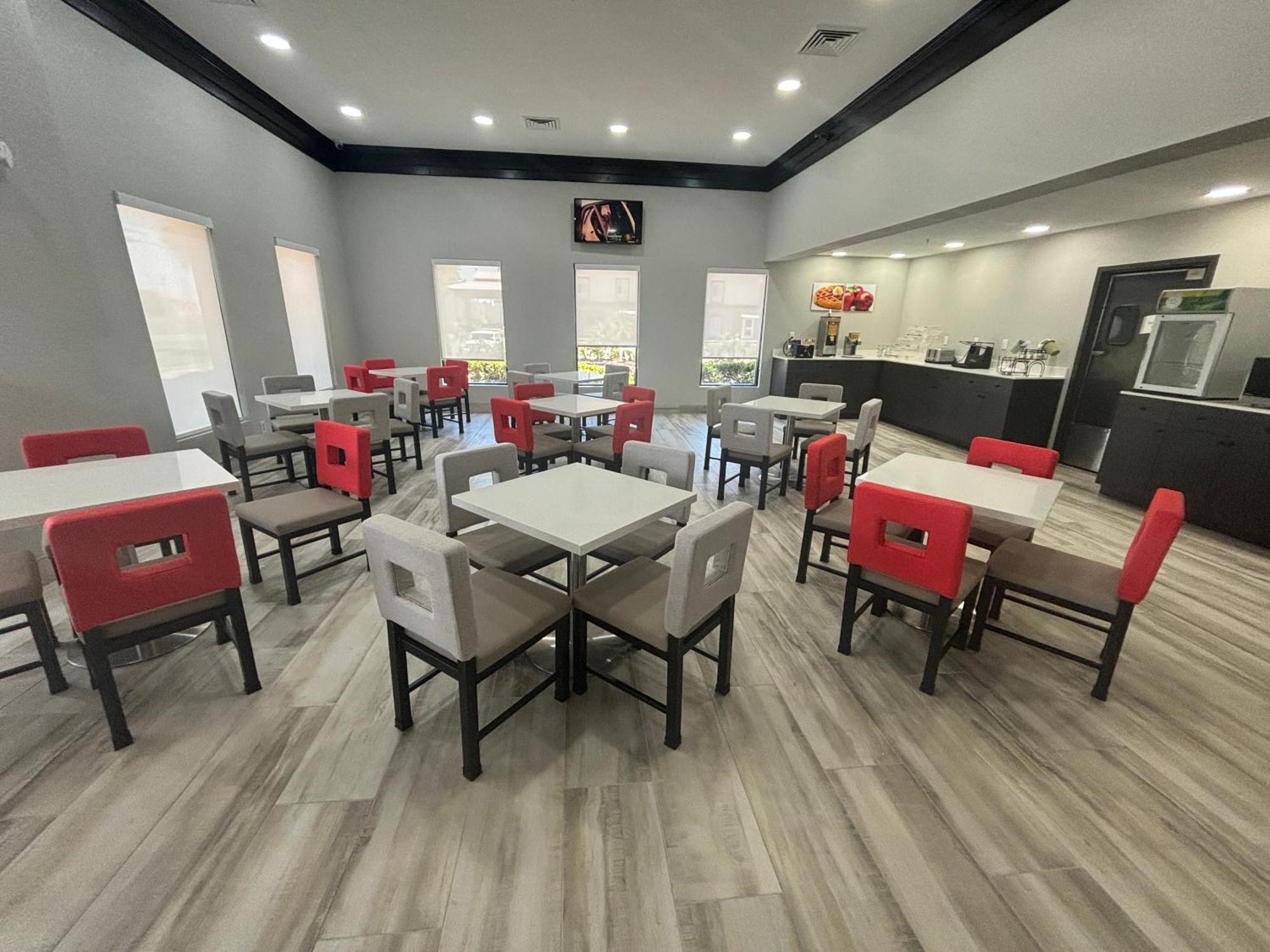 מובייל Quality Inn & Suites At Airport Blvd I-65 מראה חיצוני תמונה