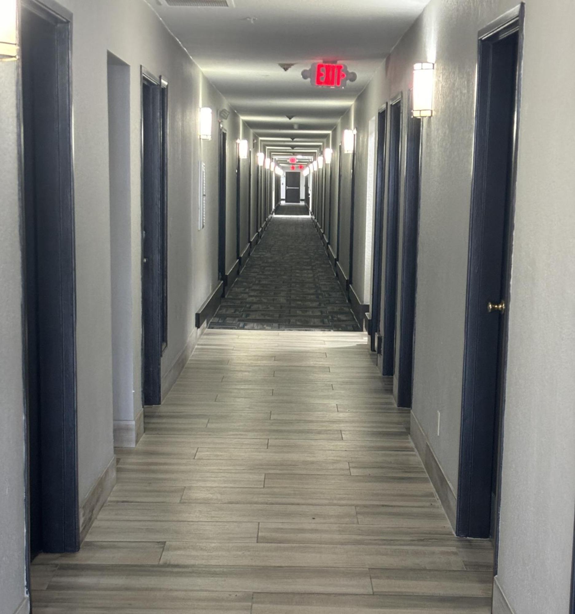 מובייל Quality Inn & Suites At Airport Blvd I-65 מראה חיצוני תמונה