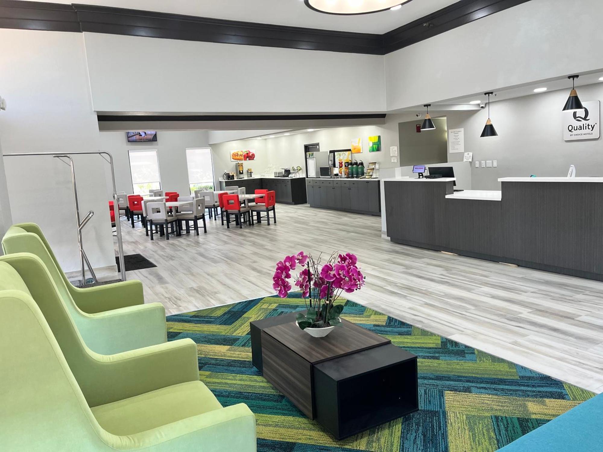 מובייל Quality Inn & Suites At Airport Blvd I-65 מראה חיצוני תמונה