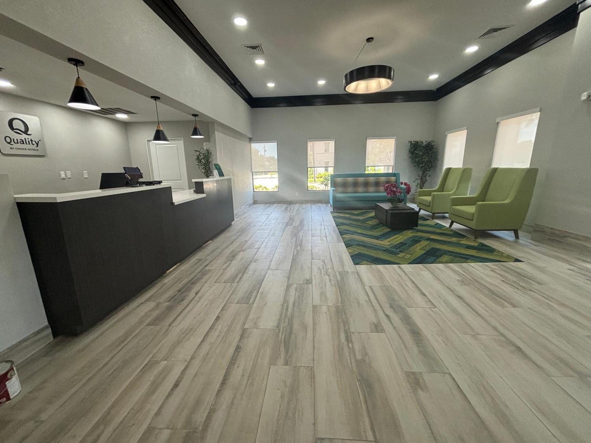 מובייל Quality Inn & Suites At Airport Blvd I-65 מראה חיצוני תמונה