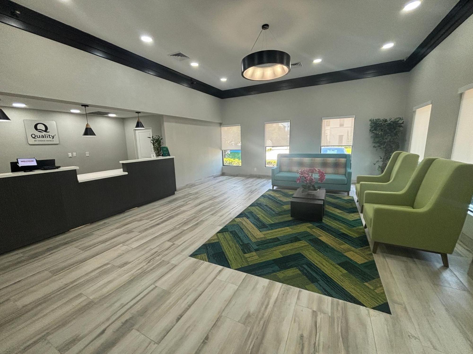 מובייל Quality Inn & Suites At Airport Blvd I-65 מראה חיצוני תמונה