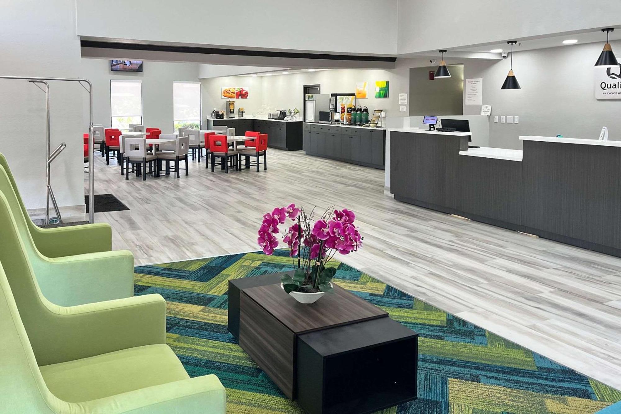 מובייל Quality Inn & Suites At Airport Blvd I-65 מראה חיצוני תמונה