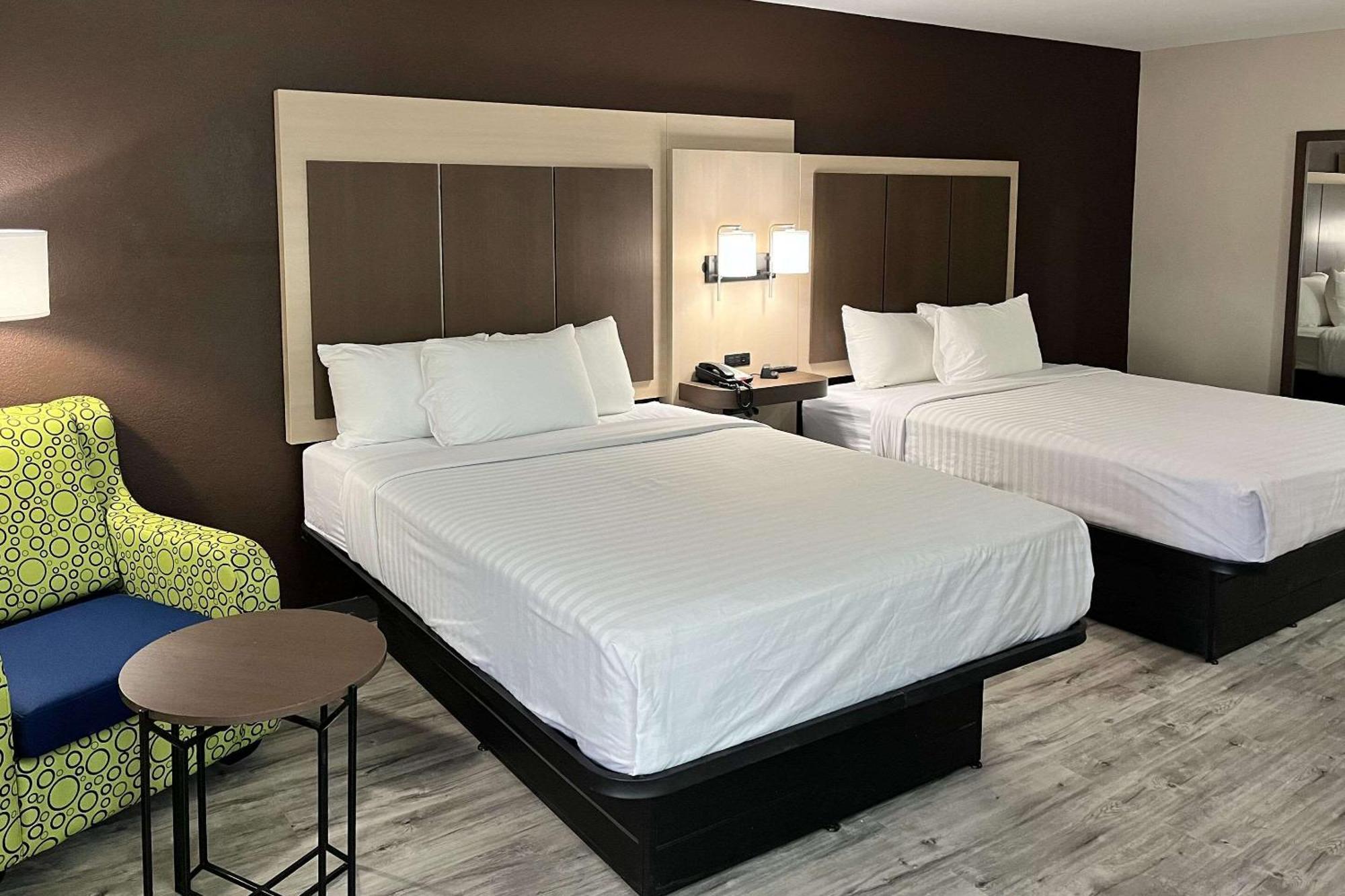 מובייל Quality Inn & Suites At Airport Blvd I-65 מראה חיצוני תמונה