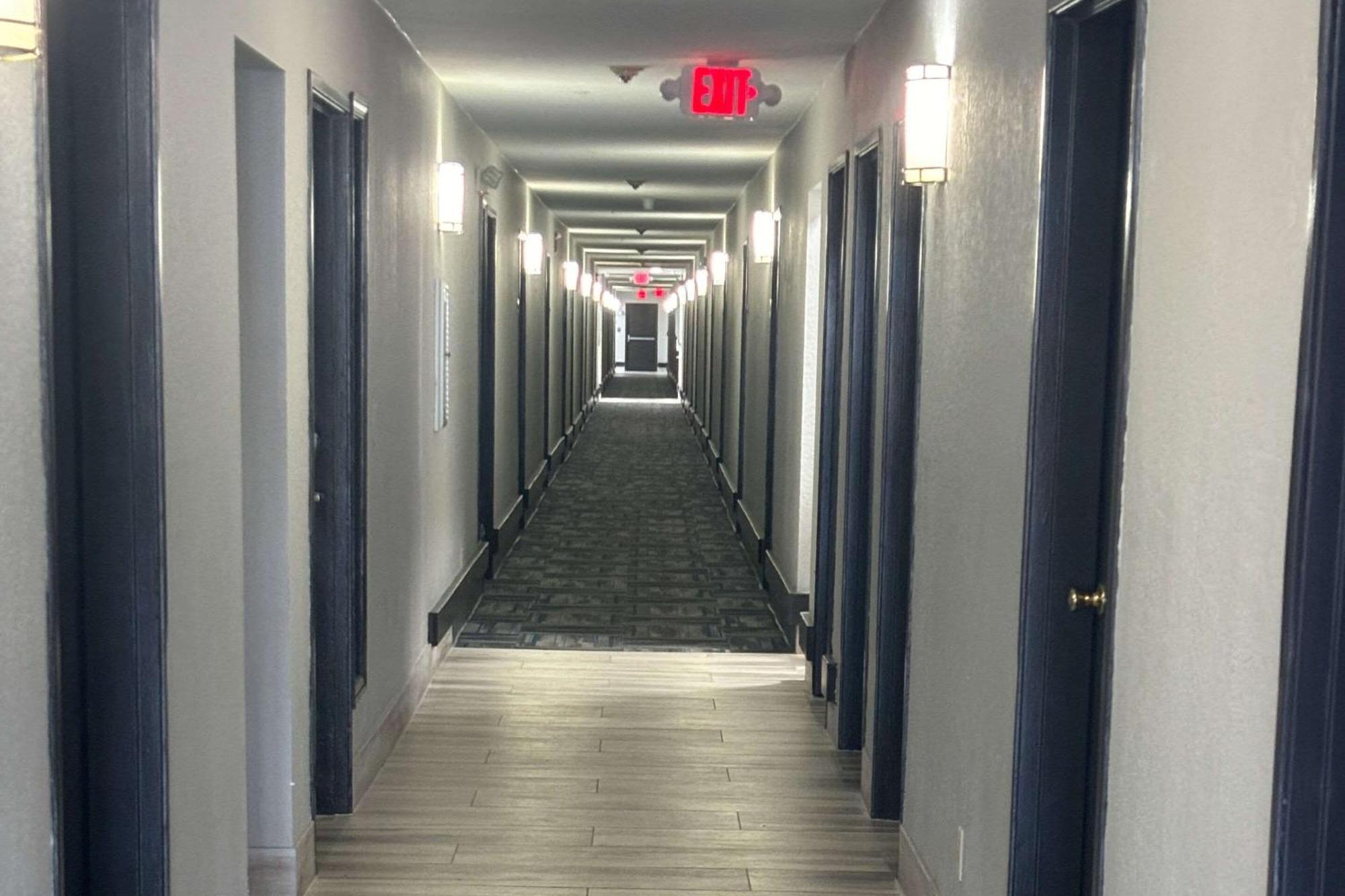 מובייל Quality Inn & Suites At Airport Blvd I-65 מראה חיצוני תמונה