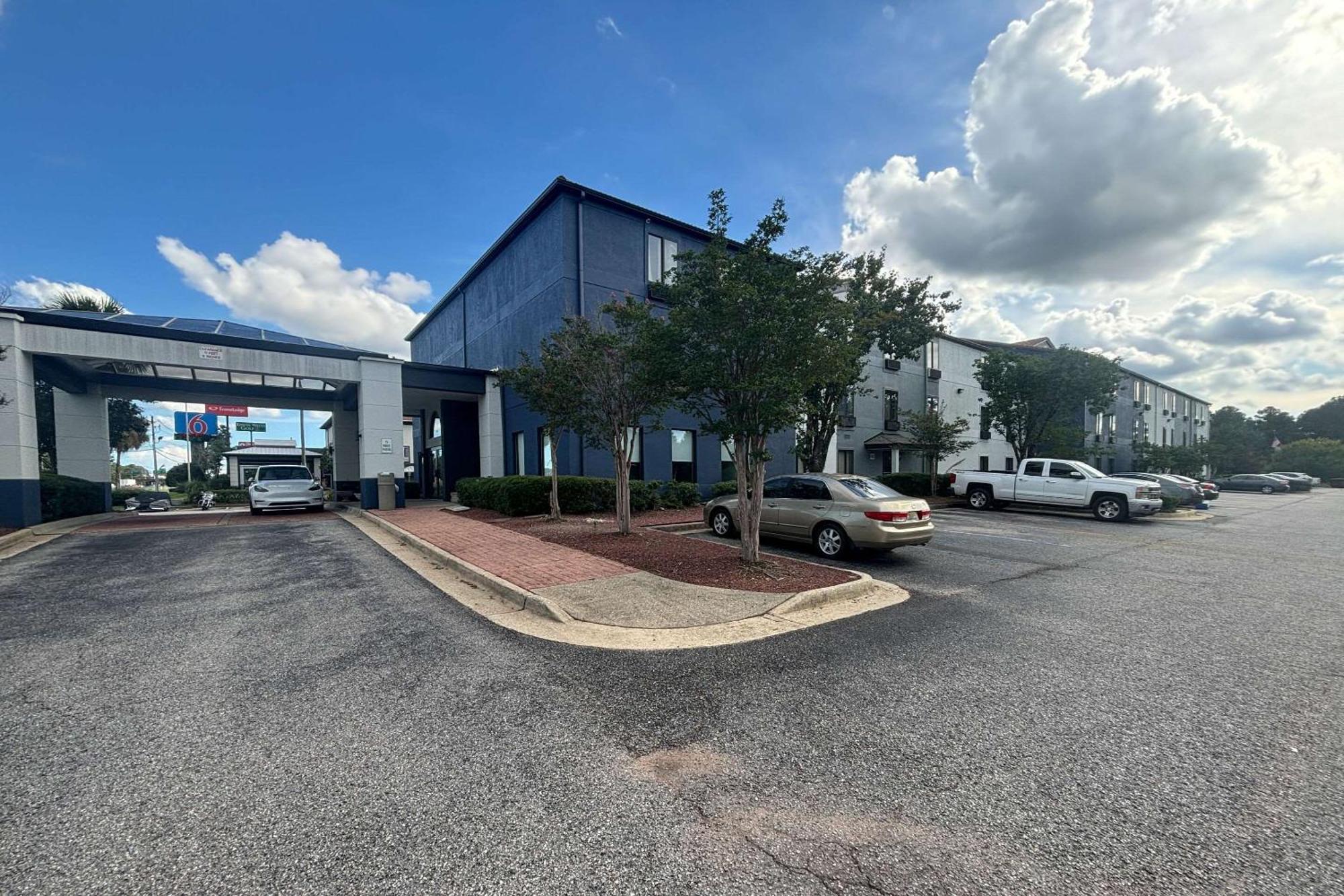 מובייל Quality Inn & Suites At Airport Blvd I-65 מראה חיצוני תמונה